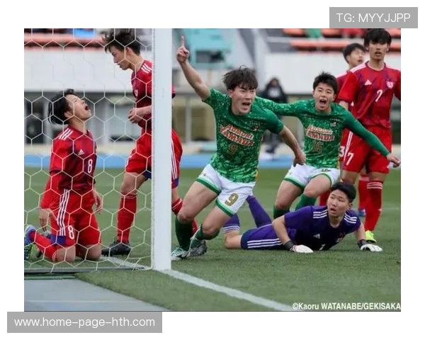 足球门前乱战激战到底，头球破门瞬间点燃全场激情