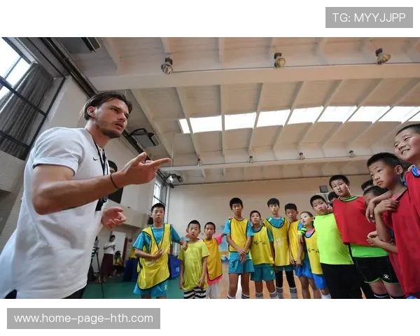 俱乐部青训教练走进乡村推广青少年足球运动,青少年足球训练营简介 俱乐部青训教练走进乡村推广青少年足球运动,青少年足球训练营简介